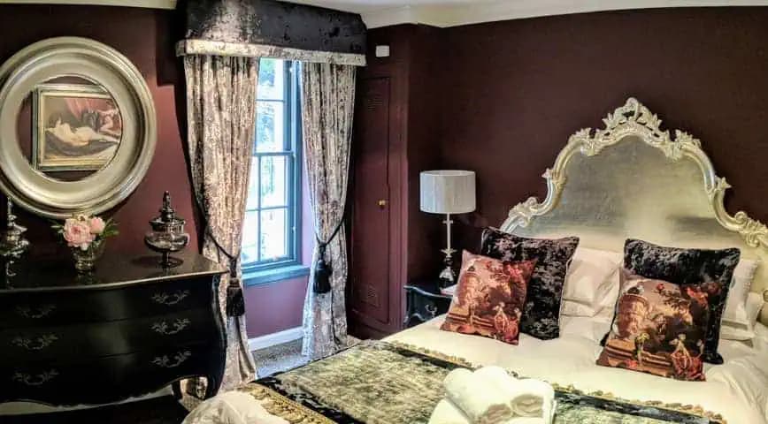 Romantic bedroom inside Luxurious Home by Edinburgh Castle.